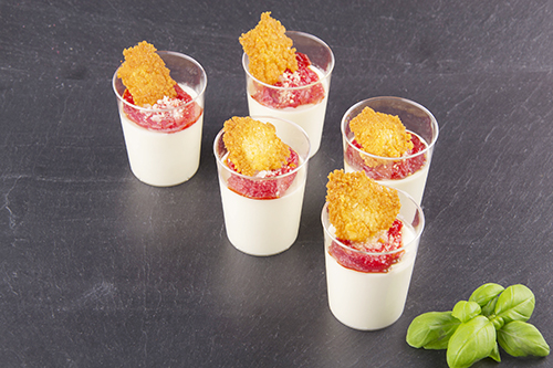 Visuel de verrine de panna cotta, tomate confite et tuile parmesan